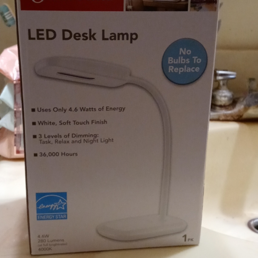 Small makeup desk lamp - Picture 1 of 4